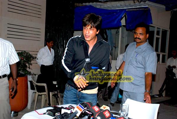 [PHOTOS] Shahrukh Khan meets the media after his surgery