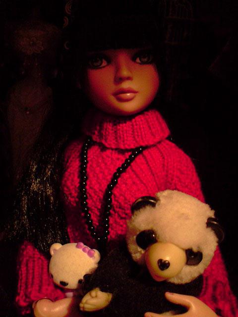 Charlie dans le pull rouge tricoté par Nadine