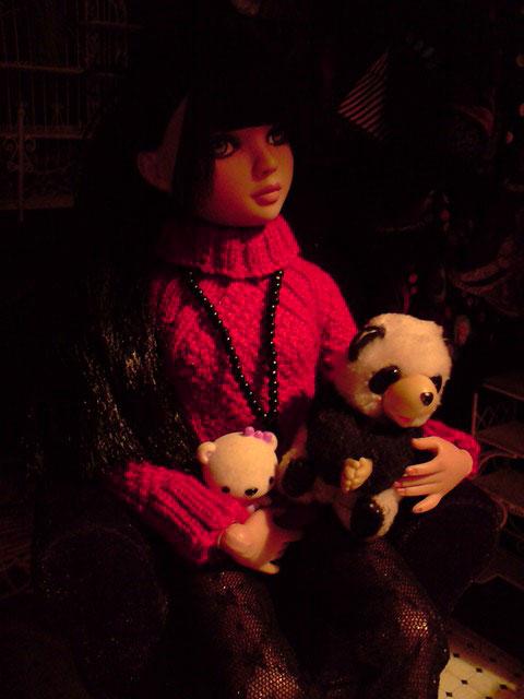 Charlie dans le pull rouge tricoté par Nadine