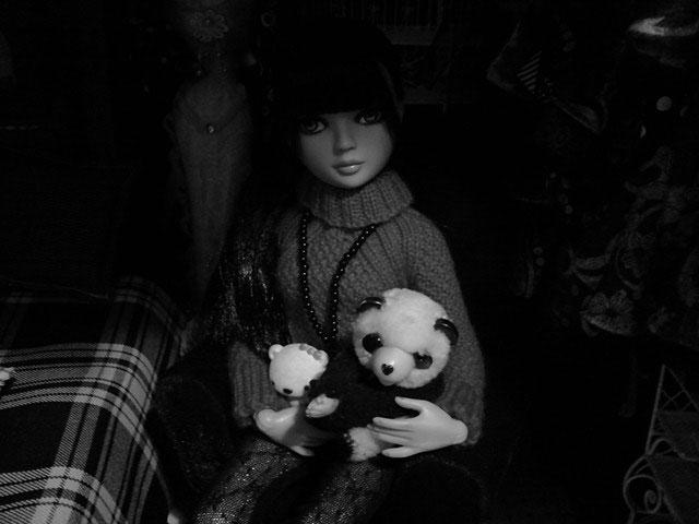 Charlie dans le pull rouge tricoté par Nadine