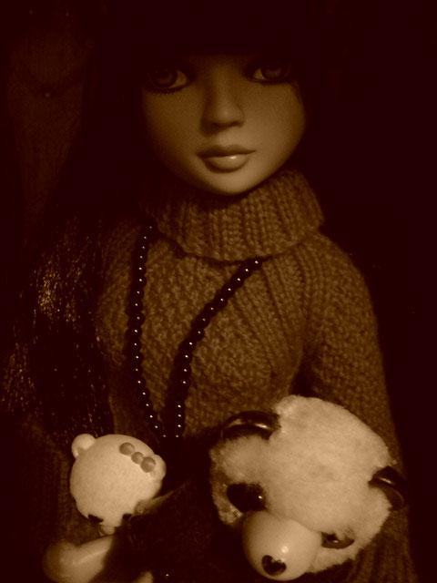 Charlie dans le pull rouge tricoté par Nadine