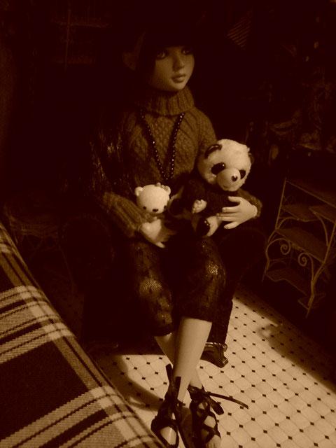 Charlie dans le pull rouge tricoté par Nadine