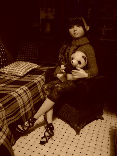 Charlie dans le pull rouge tricoté par Nadine