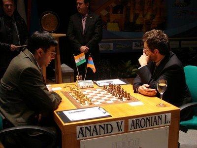 L'indien Viswanathan Anand vient de perdre sa partie contre Levon Aronian