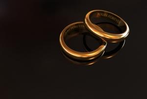 Un couple se marie dans une chambre funéraire Mariage
