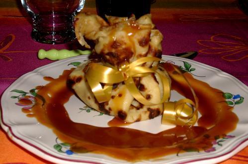 Aumonieres de pommes caramelisees au miel, sauce caramel au beurre sale