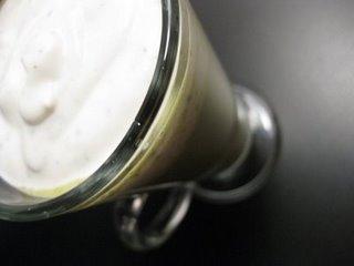 Velouté de petits poids et son nuage crèmeux aux herbes.