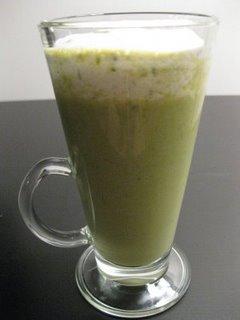 Velouté de petits poids et son nuage crèmeux aux herbes.