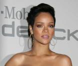 Nouvelles photos de Rihanna ... Sans lunettes ! 177874-rihanna-156x133-2