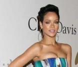 Nouvelles photos de Rihanna ... Sans lunettes ! 177875-rihanna-156x133-2