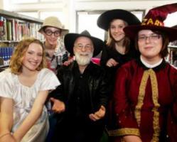 petite bibliothèque scolaire inaugurée Terry Pratchett
