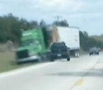 Le SUV ne protège pas des semi-remorques vidéo suv camion accident