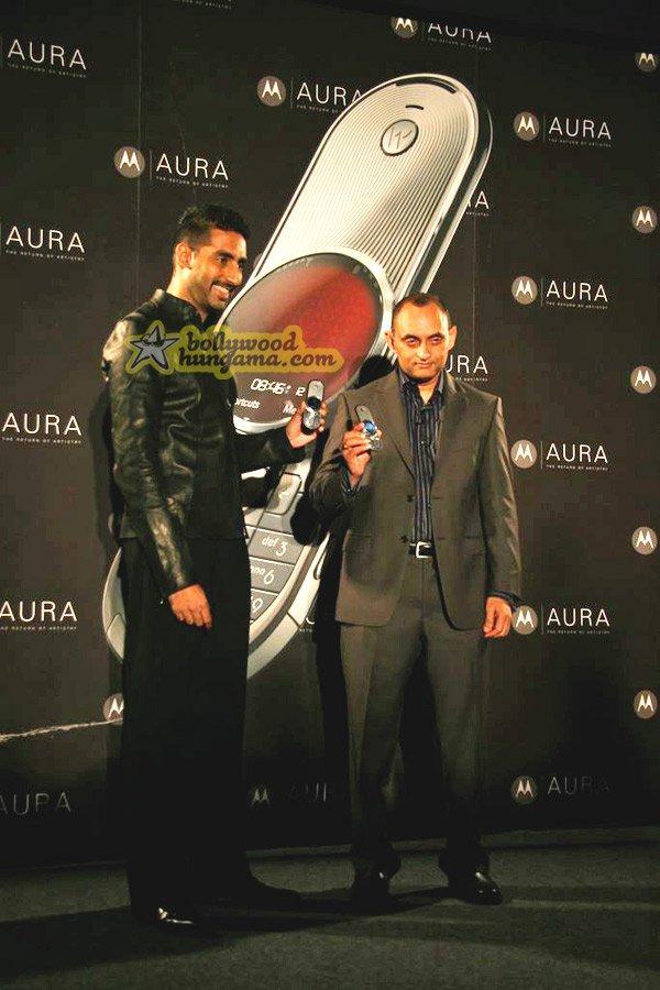 [PHOTOS] Abhishek Bachchan unveils the Motorola Aura cell-phone