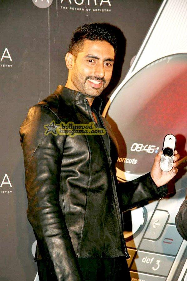 [PHOTOS] Abhishek Bachchan unveils the Motorola Aura cell-phone