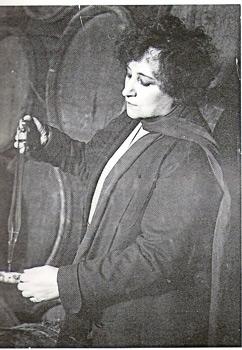 Colette dans une cave en Bourgogne