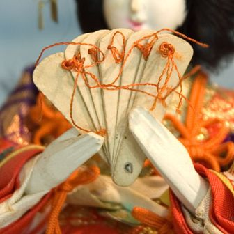 poupée japonaise éventail
