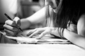 Filles et garçons à l'école sister studying