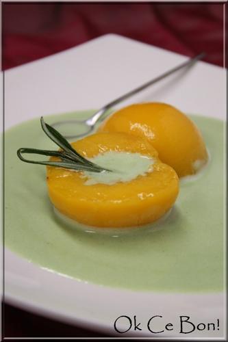 Pêche pochée au romarin accompagnée de sa crème anglaise à la pistache Pêche pochée au romarin accompagnée de sa crème anglaise à la pistache
