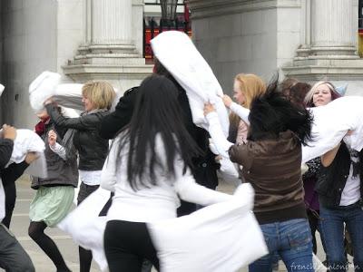 flash mob: la bataille d'oreillers