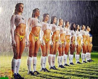 Equipe de foot sous la pluie - filles sexy