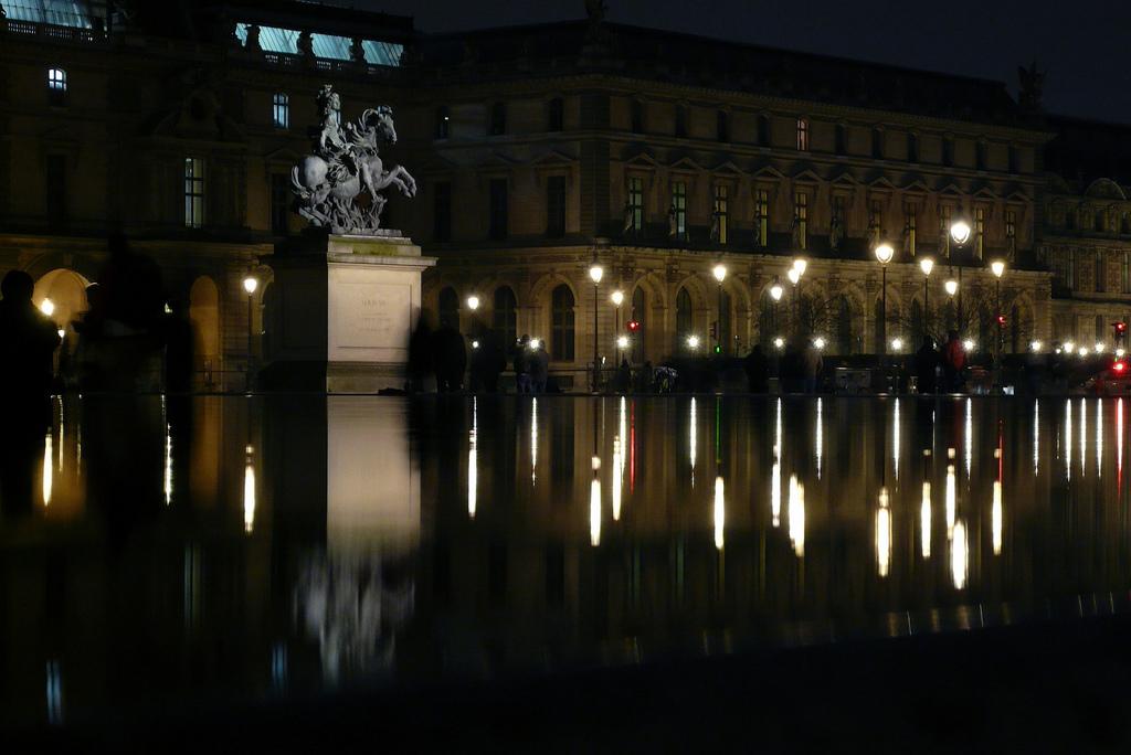 Louvre by night (912)
