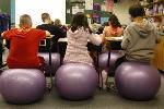 Une enseignante remplace les chaises par des ballons