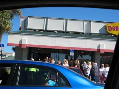 Crowd queuing in front of Denny's on Feb 4th Grand Slam giveaway