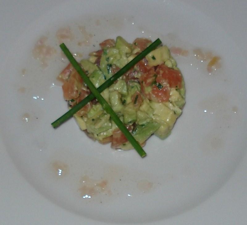 tartare de tomates ciboulette et avocats, vinaigrette à l'échalot tartare de tomates ciboulette et avocats, vinaigrette à l'échalot
