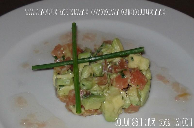 tartare de tomates ciboulette et avocats, vinaigrette à l'échalot tartare de tomates ciboulette et avocats, vinaigrette à l'échalot