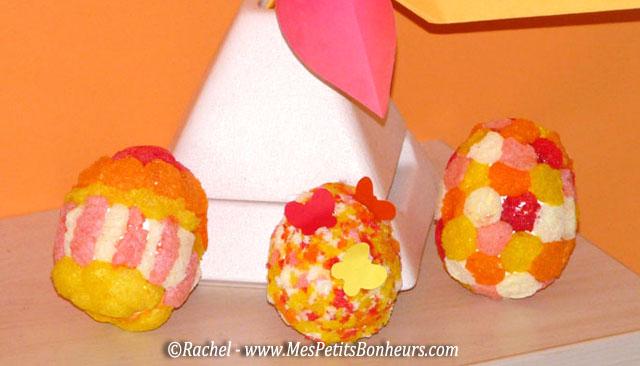 Bricolage de Pâques : décoration des oeufs en papier maché avec des play maïs