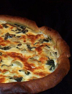 Quiche aux blettes, olivade, pignons et parmesan