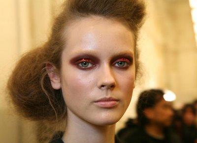 Beauté des défilés : Backstage Prada