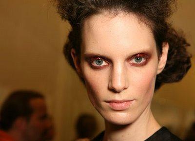 Beauté des défilés : Backstage Prada