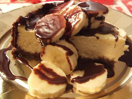 Cheesecake complètement décadent aux bananes et coulis de chocolat noir DSCF6186