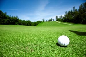 Un bulldozer enterré sous un terrain de golf Golf