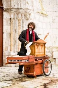 Jean-Bernard, le chanteur de rue... animations-musicales-199x300.jpg