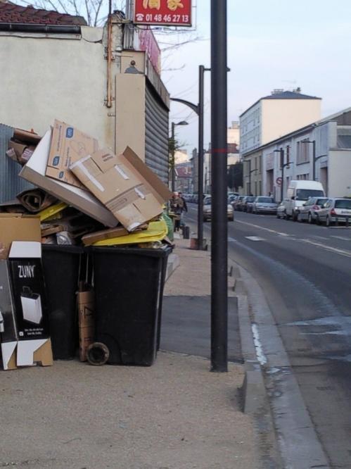 Poubelles à l'orée des sentes. Poubelles à l'orée des sentes.