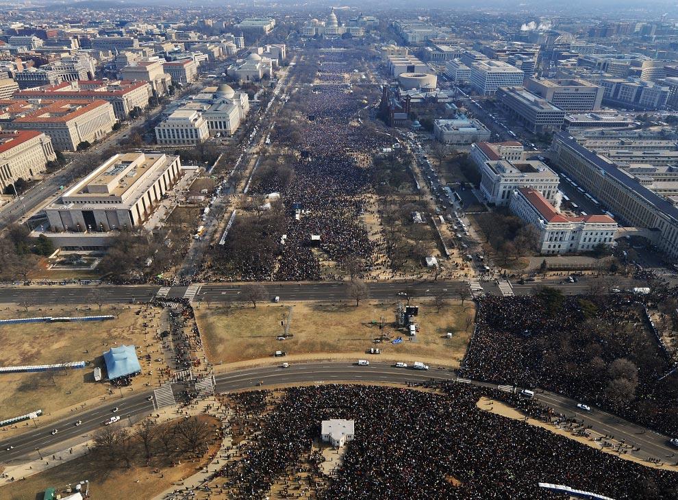la foule se pressant devant le Capitole à Washington, D.C.