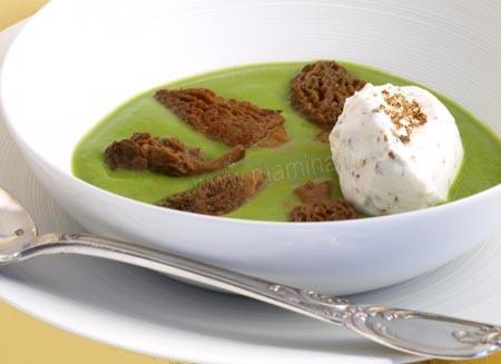 Veloute de feves et de petits pois aux morilles en cappuccino Veloute de feves et de petits pois aux morilles en cappuccino
