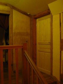 Une porte pour aller dans le grenier