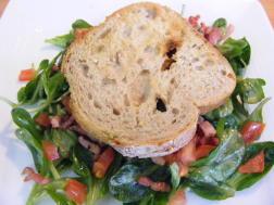 Oeuf poché sur lit gourmand de mâche. Oeuf poché sur lit gourmand de mâche.