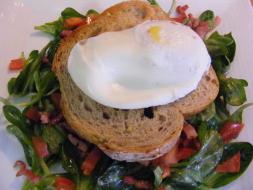 Oeuf poché sur lit gourmand de mâche. Oeuf poché sur lit gourmand de mâche.
