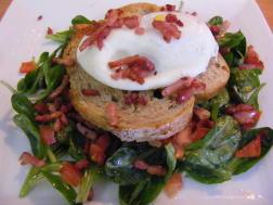 Oeuf poché sur lit gourmand de mâche. Oeuf poché sur lit gourmand de mâche.
