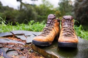 Deux randonneurs se promènent nus dans les rues de Londres Chaussures de randonnée