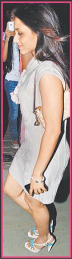 Rani Mukherjee en mini jupe