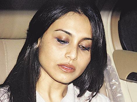 Rani Mukherjee en mini jupe