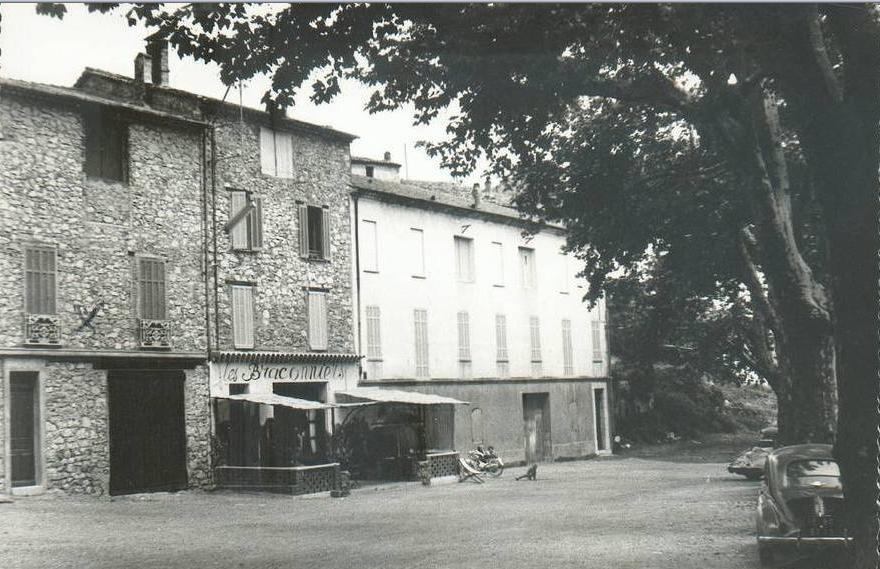 Boulevard Clemenceau place-clemenceau-voyagee-en-1965.1237979579.JPG