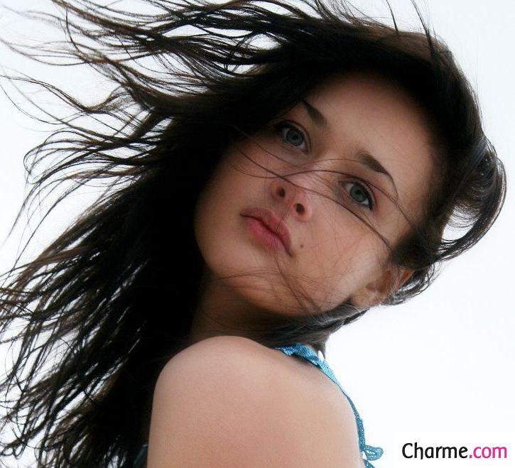 Brune coquine montre sa chatte nue