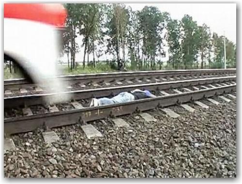 russian_girl_dare_train04-500x375 russian_girl_dare_train04-500x375