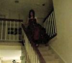 vidéo faceplant fille chute escalier